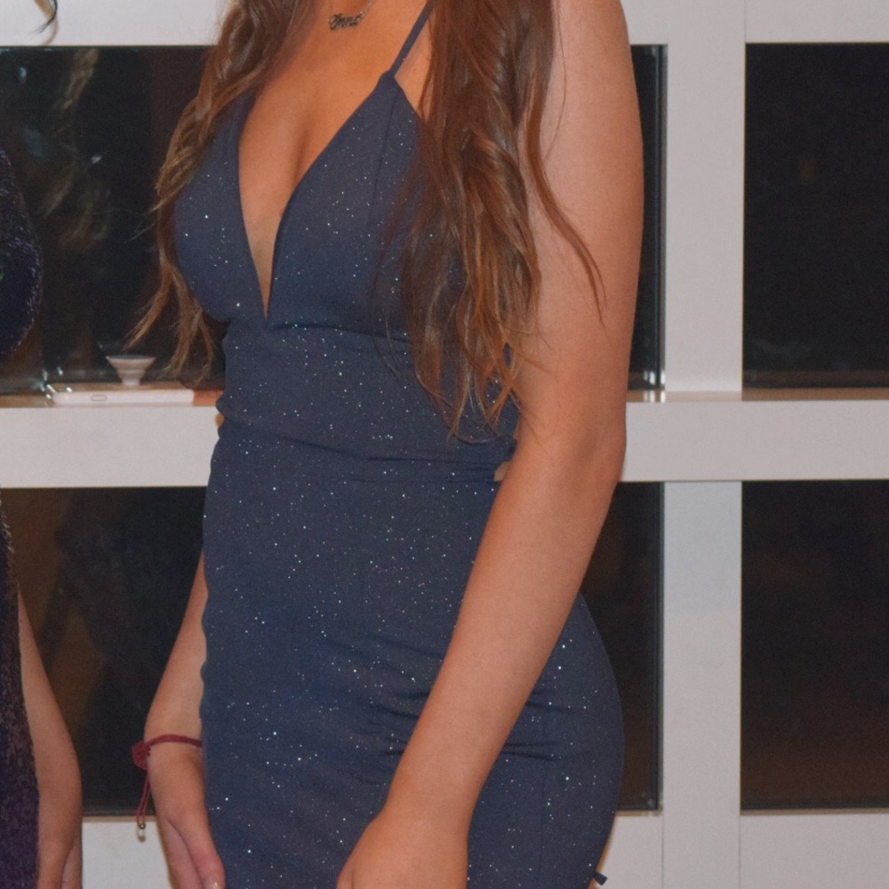 Blue sparkly promgirl dress